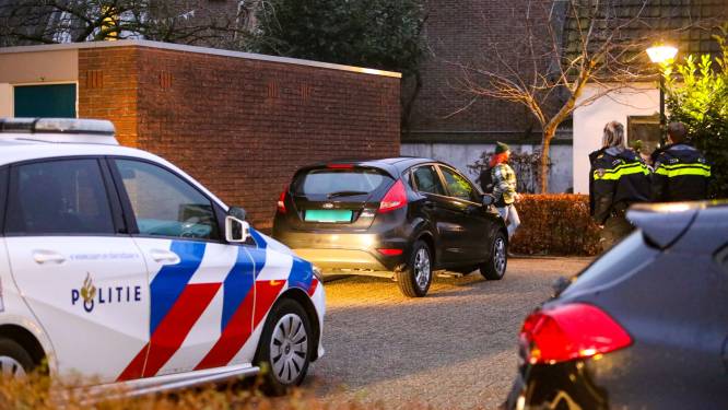 Na wilde achtervolging in Apeldoorn vindt politie twee gestolen motoren en drie auto's terug