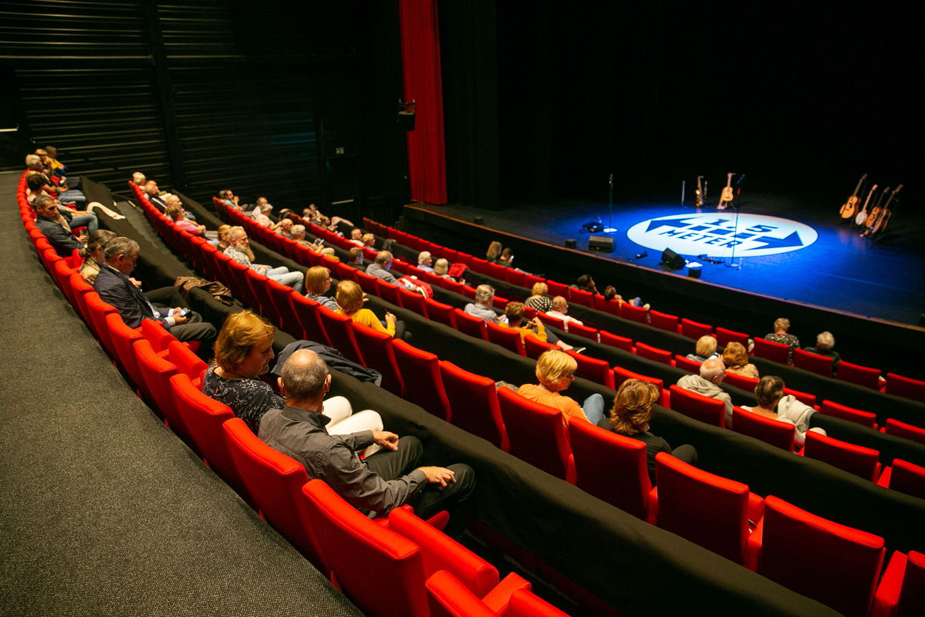 Een eerdere proef met minder bezoekers in de grote zaal van De Blauwe Kei. Het theater in Veghel tracht voorstellingen te verplaatsen, maar zo makkelijk is dat niet.