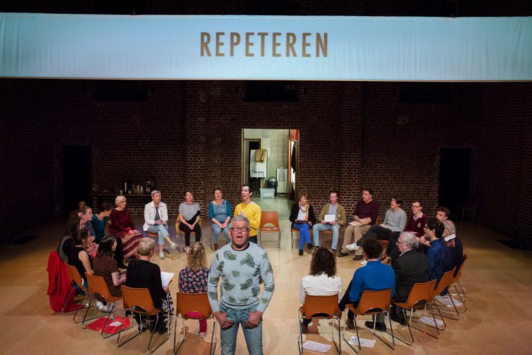 Een koor van ongeschoolde zangers doet een poging om samen te zingen. ‘De afzonderlijke stemmen zijn bescheiden en onvolmaakt, maar mensen tillen elkaar op.’ Beeld rv Phile Deprez