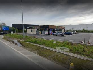 Minderjarige opgepakt nadat hij kassierster van Delhaize bedreigde met mes 