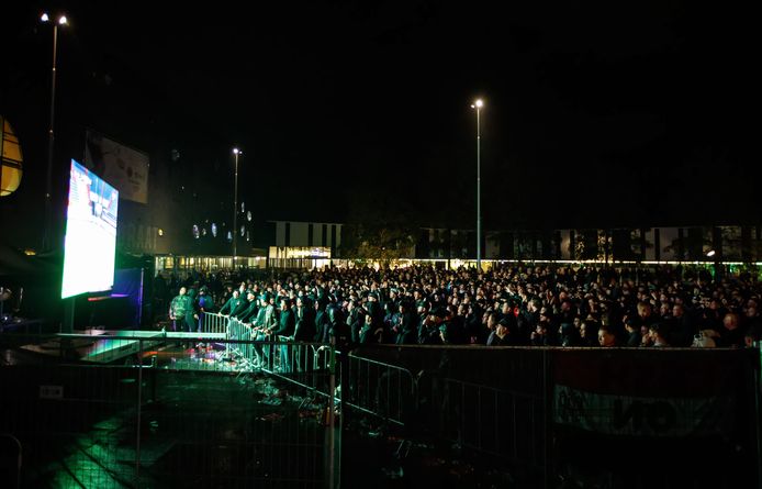 Willem II-fans dromden donderdag samen voor een scherm op het Olympiaplein (Stappegoor) om samen naar de wedstrijd tegen Rangers FC te kijken.