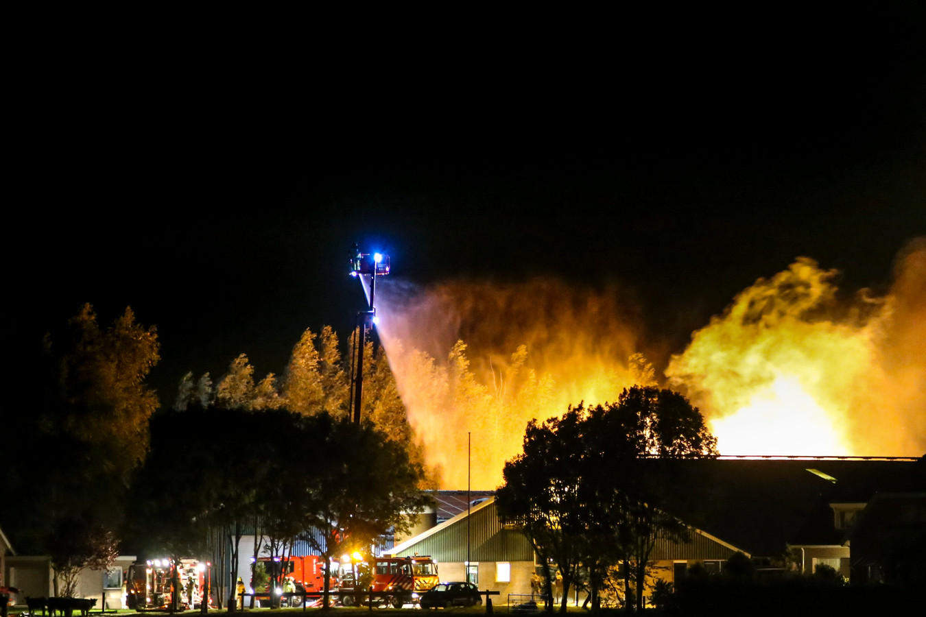 Op vrijdagavond werd de brandweer opgeroepen voor een schuurbrand aan de Parallelweg in Sliedrecht.