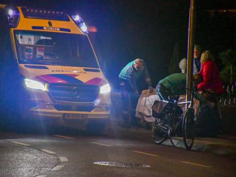 Fietser in Den Ham gaat onderuit en belandt met hoofd tegen lantaarnpaal, passanten verlenen eerste hulp