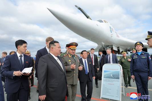 Kim Jong-un en minister Sergej Sjojgoe inspecteerden een bommenwerper. (16/09/23)