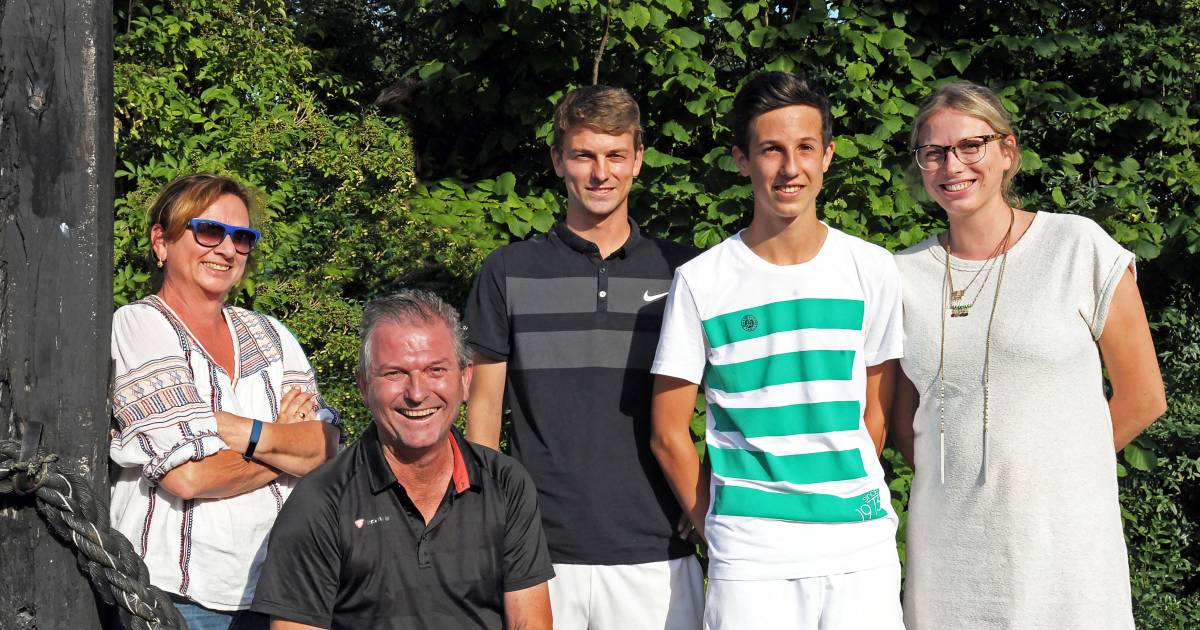 Tennisfamilie Martens superieur in Sint-Jansteen