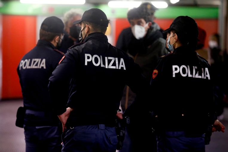 Dragen Italiaanse agenten straks roze mondkapjes? Beeld EPA