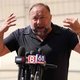 Complotdenker Alex Jones vraagt faillissement aan na schadeclaims van 1,5 miljard dollar