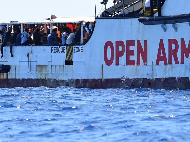 Situatie aan boord van Open Arms voor Lampedusa "onhoudbaar", Salvini laat 27 minderjarigen binnen
