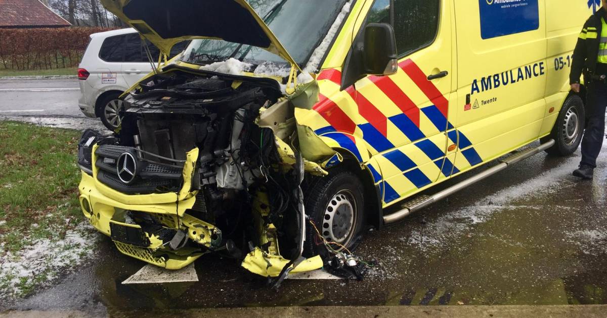 Ravage na botsing tussen ambulance en auto in Agelo.