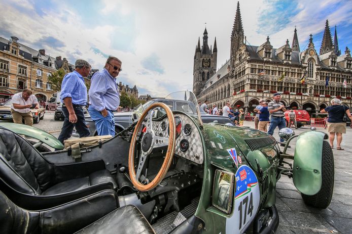 De oude wagens hadden veel bekijks.