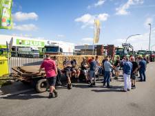 Boeren blokkeren distributiecentrum Plus in Haaksbergen; bedrijf vraagt om gesprek