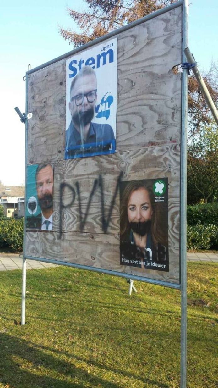 Het ondergespoten verkiezingsbord in de Cuijkse wijk Padbroek.