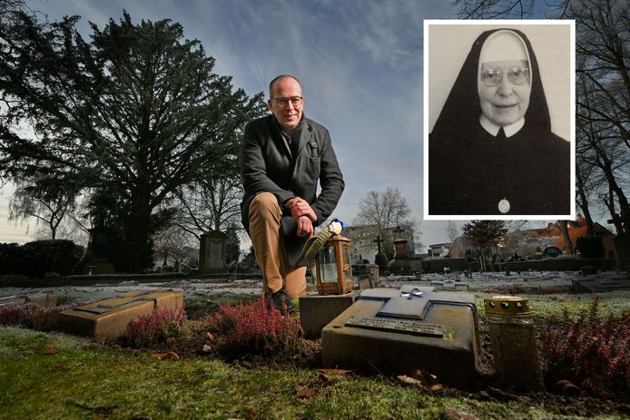 Markus Köster bij het graf uit 1971 van Johanna van Hal alias zuster Laudeberta, in Münster.