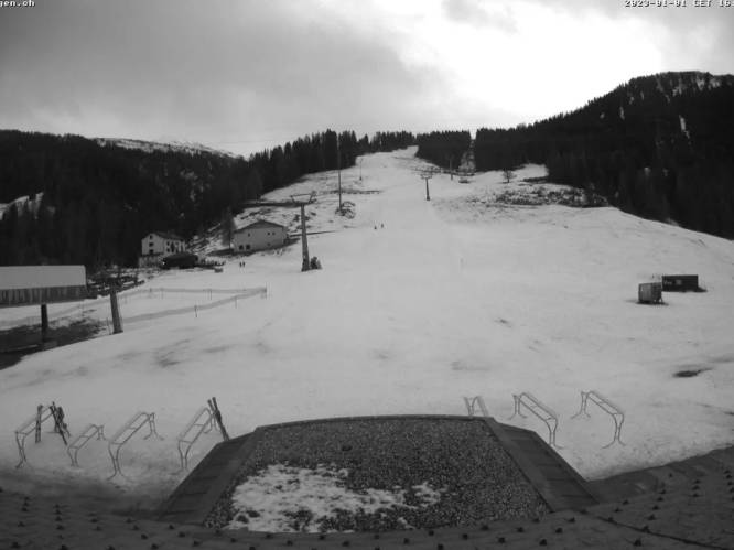 Zwitsers skigebied moet nu al sluiten wegens gebrek aan sneeuw en zomerse temperaturen