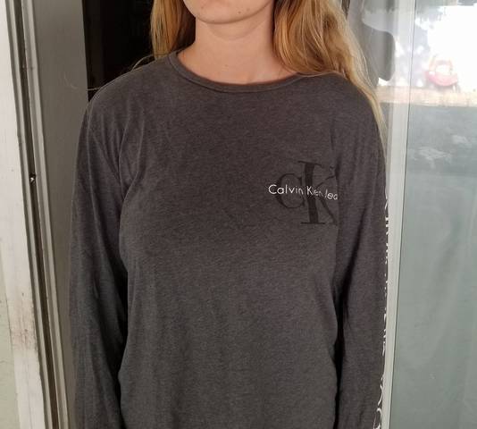 Meisje 17 In Tranen Als School Opdraagt Haar Afleidende Borsten Af Te Plakken Buitenland Ad Nl