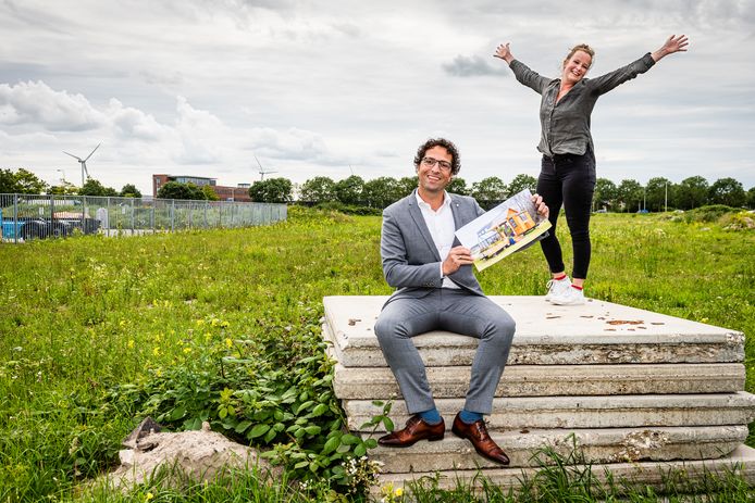 Van Gool (voorgrond) en woningzoekende Eva Trouwborst op een mogelijke plek voor tiny houses, vlakbij de Alphense gevangenis.