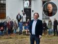 Marc van Broekhuijsen met een deel van de inwoners van De Hoven die hem steunen bij de herbouw van Het Kanon. Wethouder Jasper Bloem (inzet) ging deze week overstag: de vergunning komt er eindelijk aan.