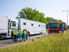 Ongeluk met drie vrachtwagens op N65 bij Helvoirt, twee chauffeurs gewond naar ziekenhuis