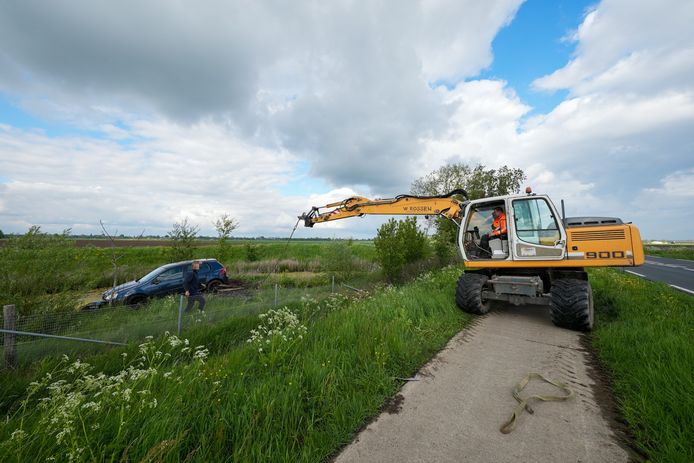 Een kraan heeft de auto uit de sloot getakeld.