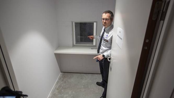 Rondleiding in nieuw politiecommissariaat Pajottenland, van beveiligd onthaal tot de cellen