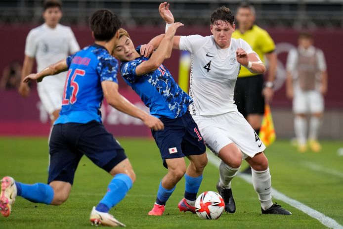 Ritsu Doan in duel met Nando Pijnaker.