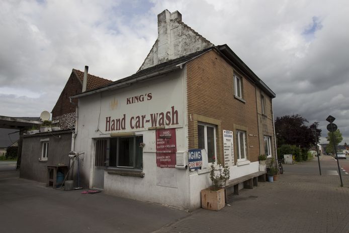 Deze carwash in Meerbeke werd in 2016 verzegeld na een inval van de politie en arbeidsinspectie.