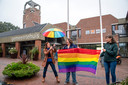 Mathilde Thijssen (Welzijn Ermelo, links), Mariette Raap (Village People, middden) en Lida Veenstra (Progressief Ermelo, rechts) staan te popelen om de regenboogvlag te mogen hijsen bij het gemeentehuis; een novum in Ermelo.