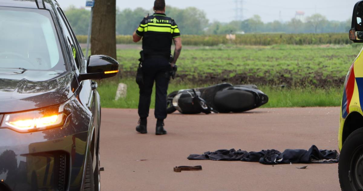 Scooterrijder zwaargewond bij botsing met auto, traumaheli landt in weiland.
