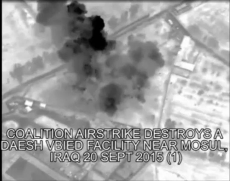 Een video onder de kop 'Coalition Airstrike Destroys Daesh VBIED Facility Near Mosul, Iraq 20 Sept 2015 ' laat zien dat het geen ongeluk was. Twee explosies kort na elkaar maken beide huizen en hun bewoners met de grond gelijk. Beeld .