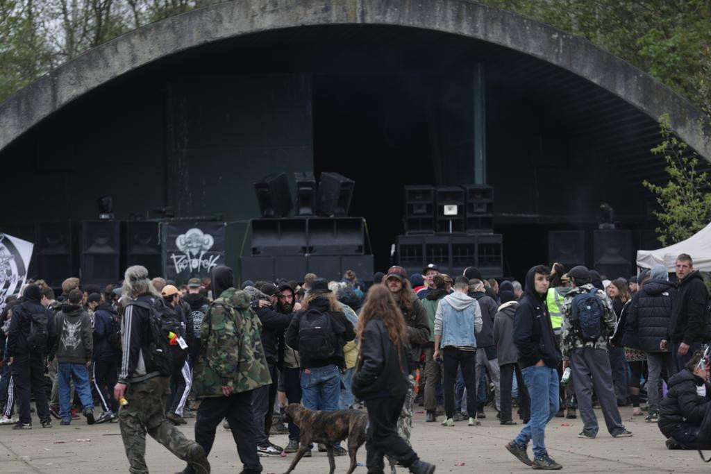 Illegale rave met 5.000 aanwezigen zou nog doorgaan tot maandag: “Ook ...