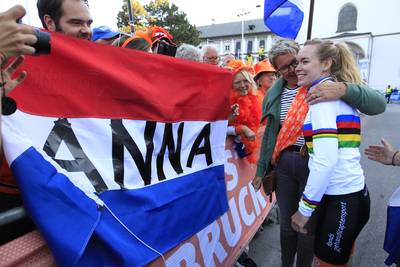 Magistrale Van der Breggen vooral 'opgelucht' na weergaloze solo op WK