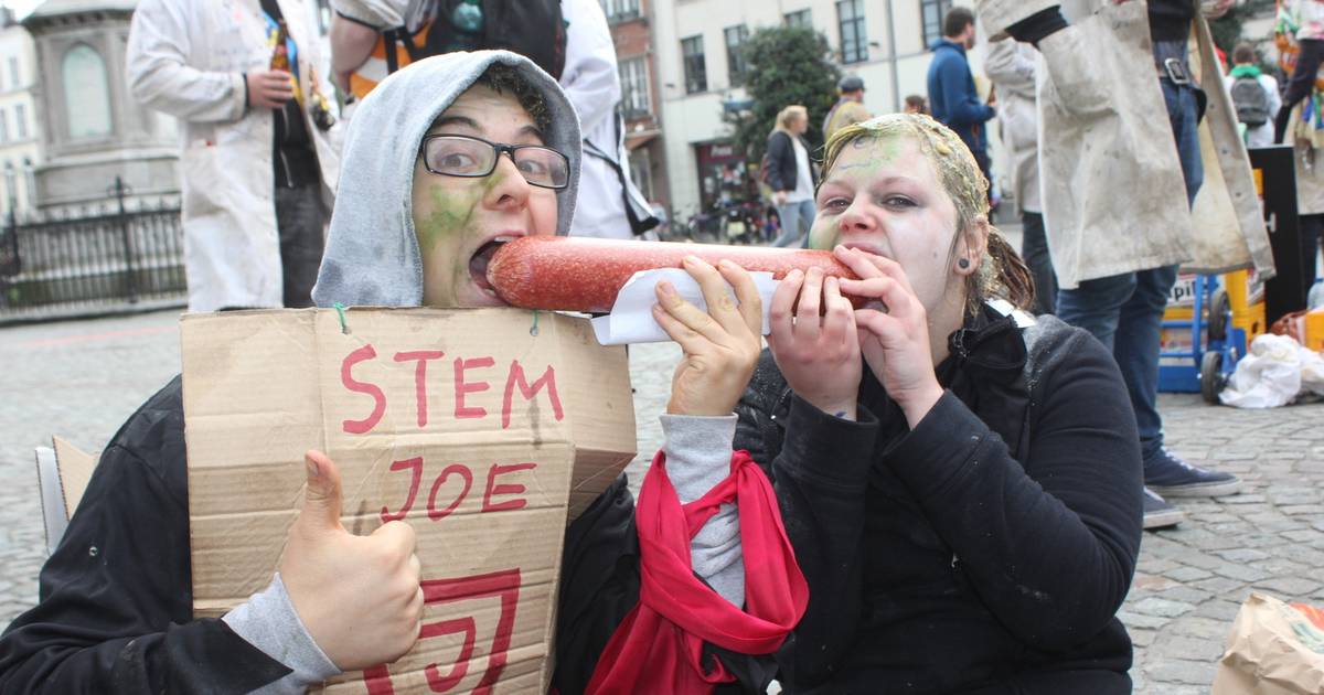 Younes doet mee aan studentendoop | Aalst | hln.be