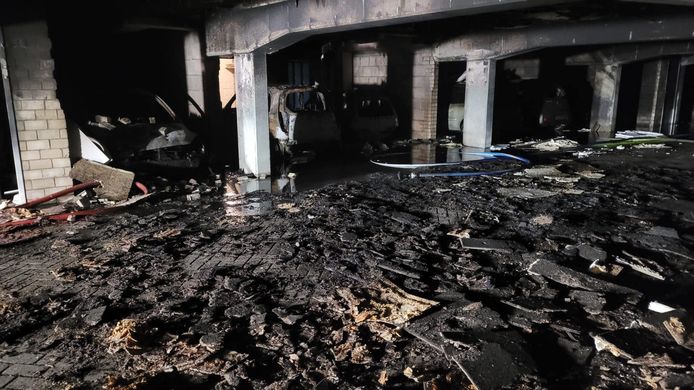 De schade na de brand in de parkeerkelder van het appartementencomplex in Eibergen is groot