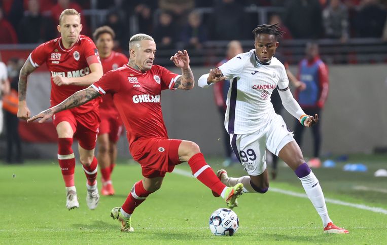 Antwerp-middenvelder Radja Nainggolan houdt Christian Kouame van de bal. Beeld BELGA