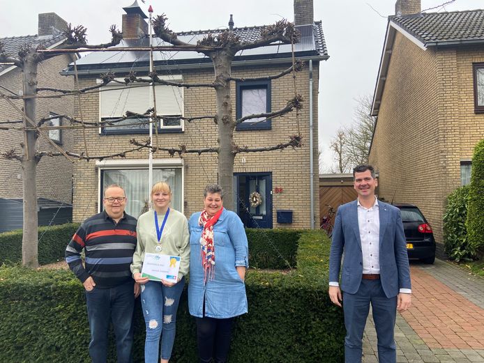 Anouk Vissers (tweede van links) kreeg van wethouder Jurgen Vissers (rechts) een jeugdlintje van de gemeente Drimmelen.