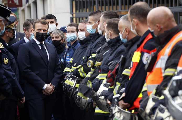 President Emmanuel Macron vertrok na de mesaanval met het presidentiële vliegtuig vanuit Parijs naar Nice. Hij sprak met agenten en hulpverleners en dankte hen voor hun inzet.