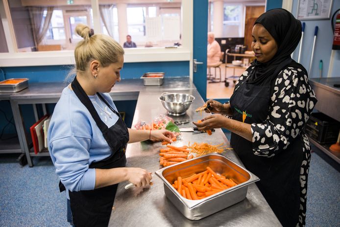 In de keuken van een Rotterdamse school wordt ontbijt gemaakt voor de leerlingen, omdat sommigen met een lege maag naar school komen.