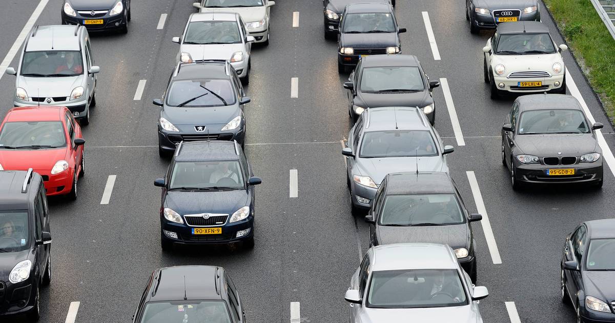 Lange file na ongeluk op A1 bij Radio Kootwijk; ruim half uur vertraging | Apeldoorn