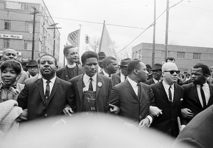 John Lewis (tout à droite), marchant aux côtés de Martin Luther King notamment (troisième en partant de la droite), en 1965, à Montgomery