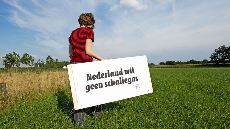 Op een boorlocatie in Boxtel staat een protestbord tegen de mogelijke proefboringen van schaliegas. Beeld anp