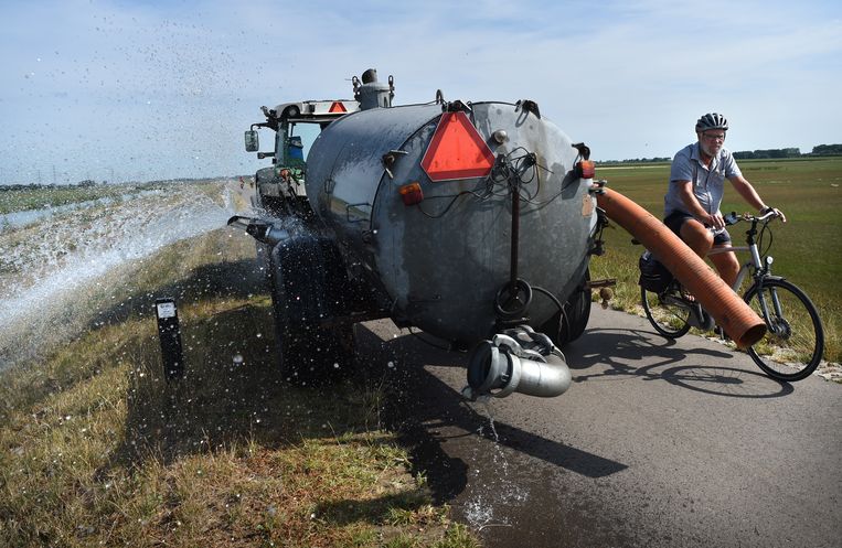 De dijken moeten worden besproeid om de vegetatie en stevigheid te behouden. Beeld 