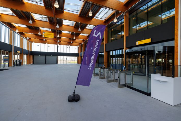 De nieuwe passagiersterminal van Lelystad Airport, waar reizigers binnen komen wandelen met hun koffers.
