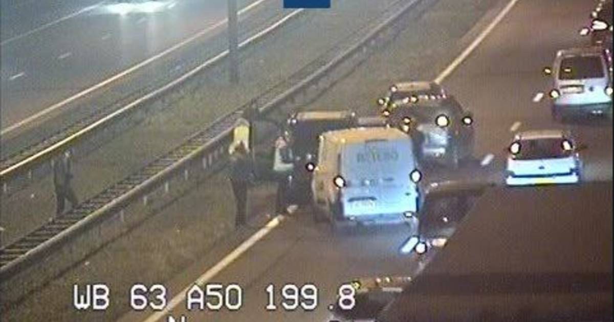 Ongeval met meerdere autos op A50 bij Apeldoorn, één rijstrook dicht.