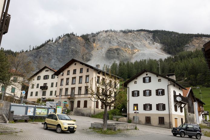 Beeld van eind mei. Toen werd het dorp Brienz al geëvacueerd omdat een grote hoeveelheid rotsen naar beneden dreigde te komen.