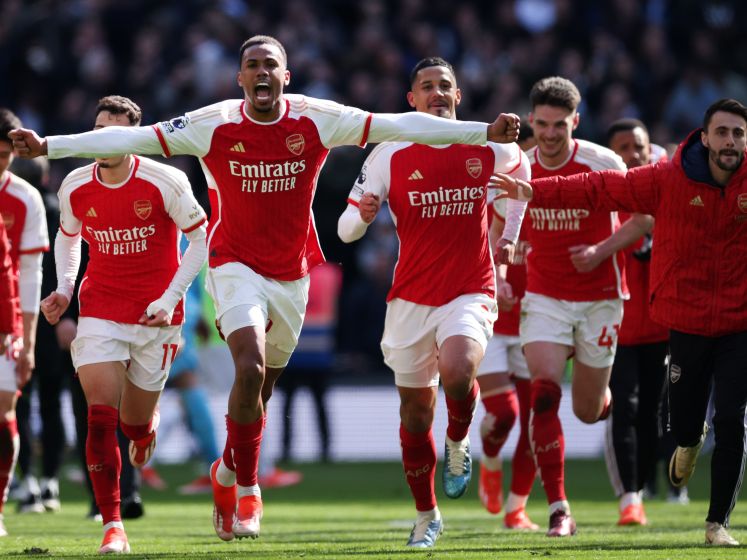 Arsenal pakt de winst uit bij Tottenham in doelpuntrijk duel