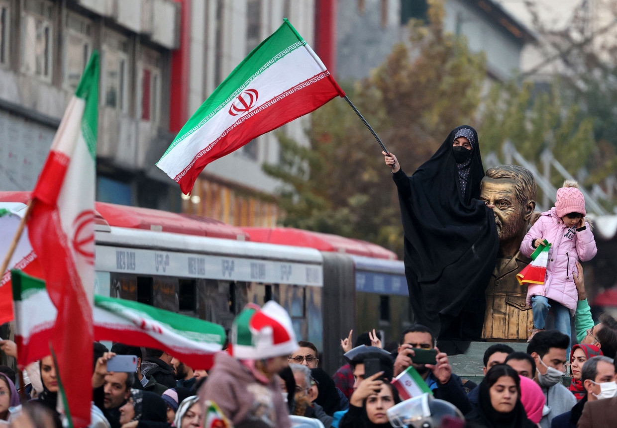 Een Iraanse vrouw in Teheran viert de overwinning van haar land tegen Wales op het WK. Beeld AFP