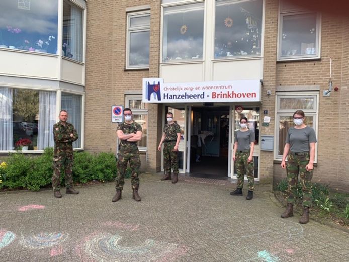 Militairen zijn het woonzorgcentrum Birkhoven in Heerde te hulp geschoten omdat er door coronabesmettingen te weinig personeel is overgebleven om de bewoners te kunnen verzorgen.