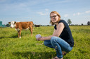 Jacobien Wichers met 500 gram rundvlees in de hand van hun eigen koeien.