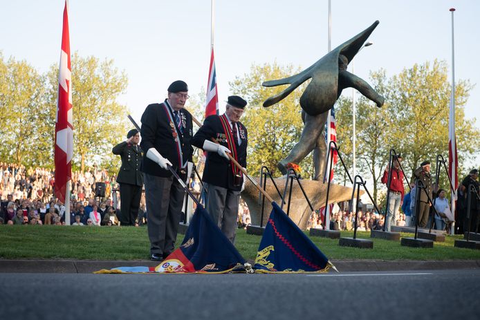 Dodenherdenking bij monument De Vaandeldrager op het Keizer Trajanusplein twee jaar geleden. Dit jaar is er geen publiek bij de herdenking.