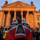 Rechtse demonstranten tegen corona bestormen Duitse Rijksdaggebouw